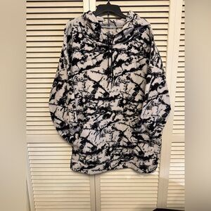 Zella Oversized black/white Print Hoodie. Size 3X fleece pit to pit 30”